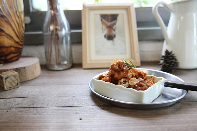 Традиционное блюдо на деревенском столе